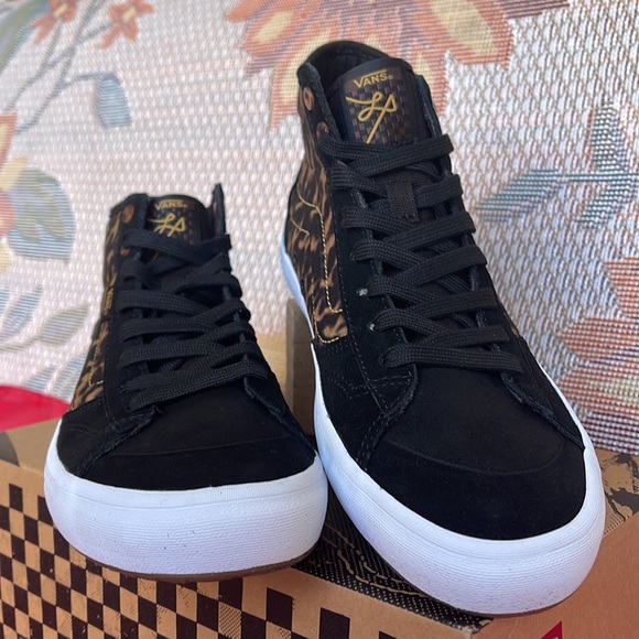 Vans WMNS The Lizzie
Tortoise Dark Brown/Black
VN0A4BX1YI5
Sneakers - Picture 7 of 16